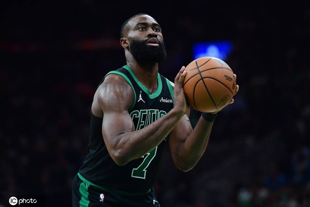 杰伦-布朗接受右膝关节镜手术 季后赛曾带伤出战