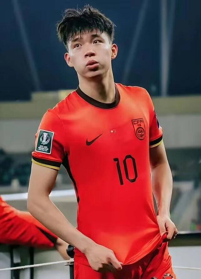 王钰栋为何拒绝德甲豪门合同，放弃留洋选择在中超高薪发展？